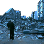 Edificio destruido y un hombre mirando
