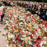 Cientos de flores en las puertas del palacio real de Noruega, por la muerte del rey.