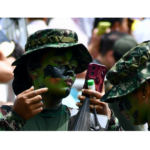 Recorte de una foto de una mujer militar maquillándose