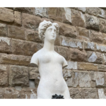 Fragmento de foto de una escultura de mujer sin brazos