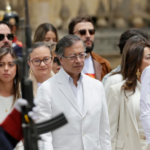 Gustavo Petro vestido de blanco, saliendo de la Casa de Nariño