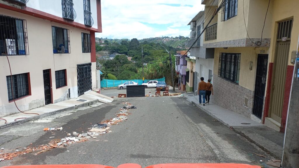 Calle con algunos escombros. 