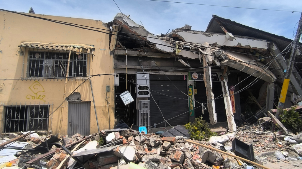 Foto de una casa completamente destruida por el terremoto del 10 de agosto de 2026.