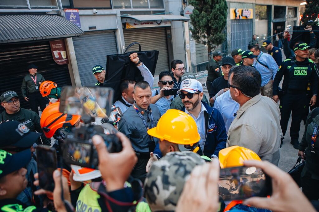El presidente Abelardo de la Espriella con gorra blanca en medio de la gira que hizo para atender los destrozos del terremoto.