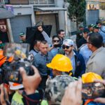 El presidente Abelardo de la Espriella con gorra blanca en medio de la gira que hizo para atender los destrozos del terremoto.