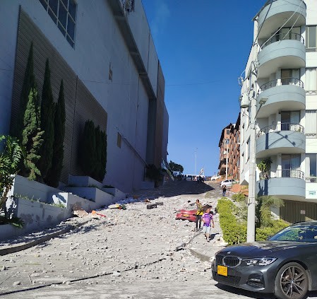 Los carros bailaron y la tierra rugió Los carros bailaron y la tierra rugió