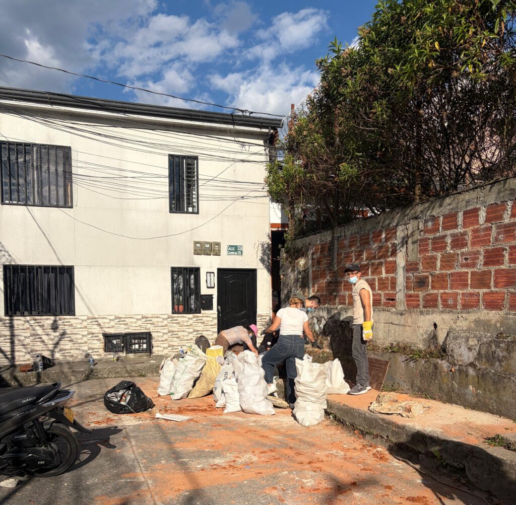 Personas recogiendo escombros en la calle