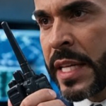 Abelardo de la Espriella hablando por walkie talkie