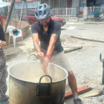 Olla en leña en la calle