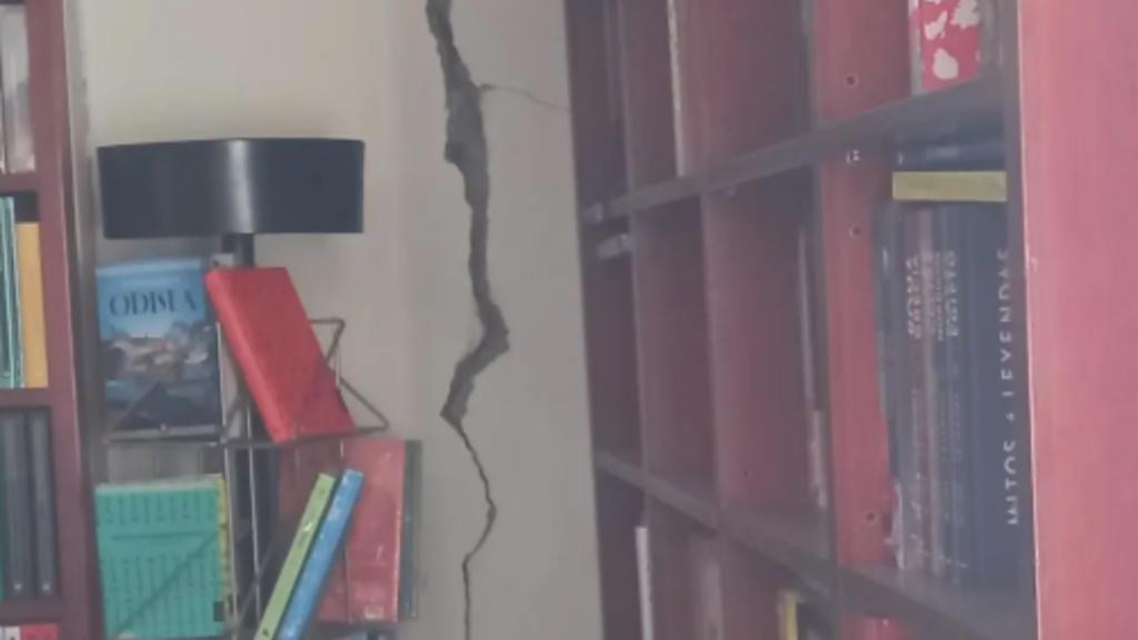 Grieta dentro de una librería