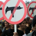 Carteles de prohibición de armas en una manifestación