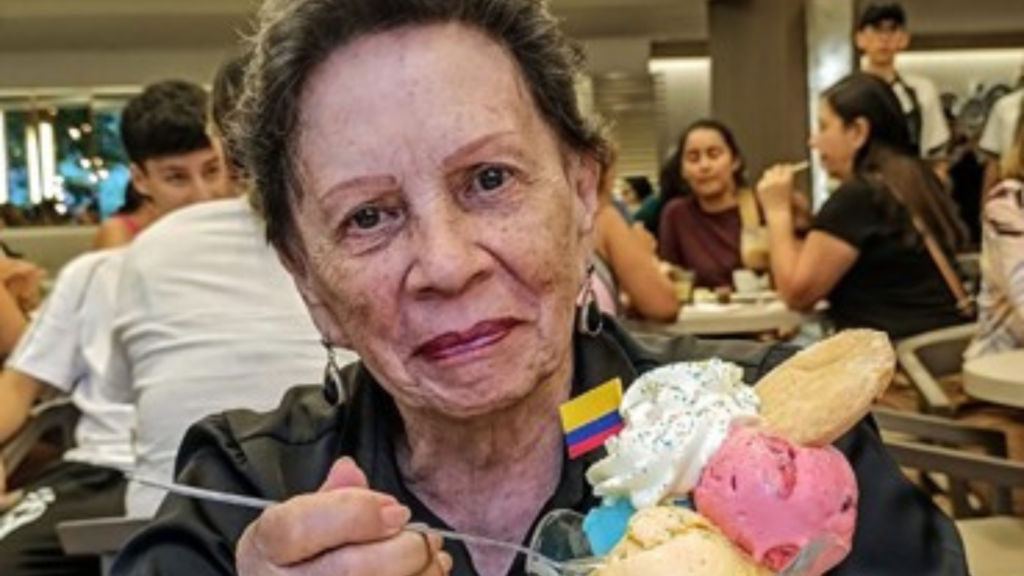 Anciana comiendo helado