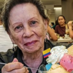 Anciana comiendo helado