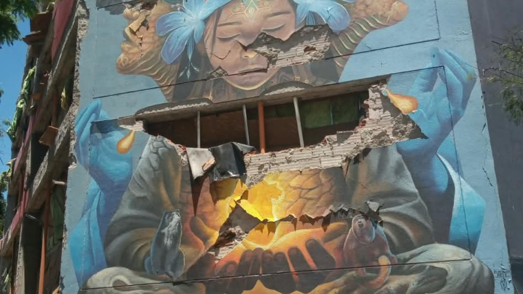 Mural resquebrajado por terremoto