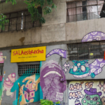 Fachada de Sala Estrecha, sede teatral.