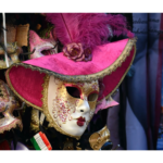 Máscara blanca con sombrero rosado