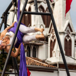 Malabarista colgando de una cinta azul