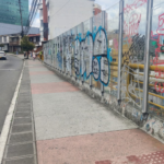 Puente Vizcaya con dibujos en el piso que dicen "vida" y frases que buscan que la gente no se quite la vida desde este lugar.