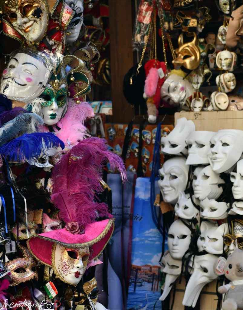 Almacén lleno de máscaras