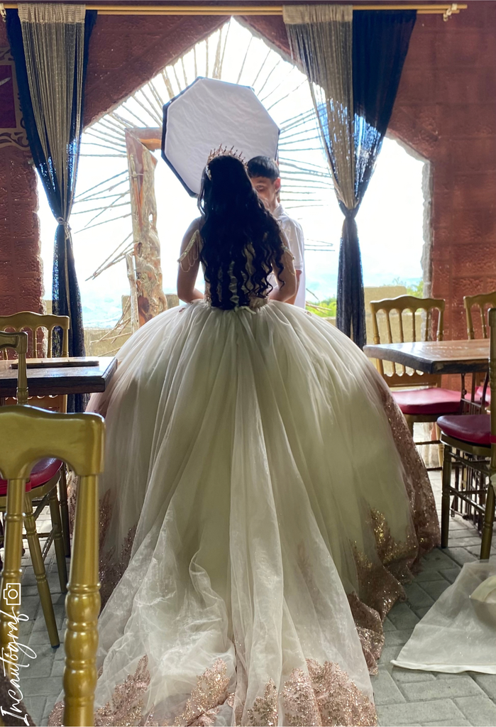 Impresiones: quinceañera posando para que el futuro sea color de rosa