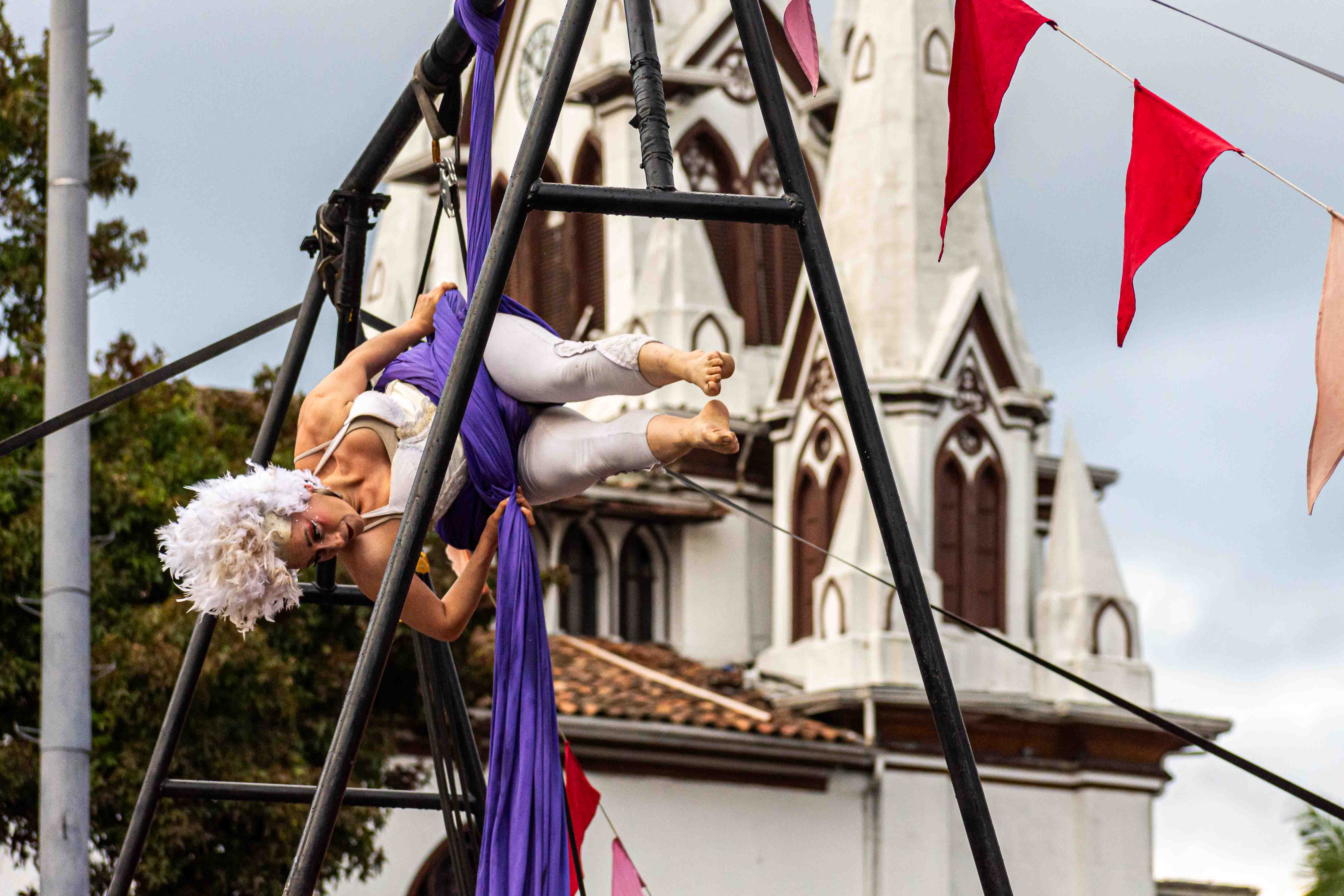 Malabarista en el aire y al fondo la Iglesia Inmaculada