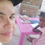 Foto de Paola Varela en modo selfie con una de las niñas de la comunidad de Orika en la que trabajó.