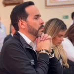 Abelardo de la Espriella rezando.
