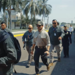 Abelardo de la Espriella, presidente de Colombia, durante un operativo policial. Se ve con el walkie talkie en la mano y rodeado de hombres de la fuerza pública.