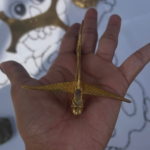 Una foto de una mano extendida que sostiene un pez dorado.