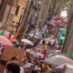 Foto de la protesta en Manizales que muestra una gran cantidad de personas en la carrera 22