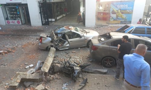El periodista Franklin Molano estaba en este carro en Pereira al momento del terremoto. Logró salir segundos antes y vivir para contarlo.