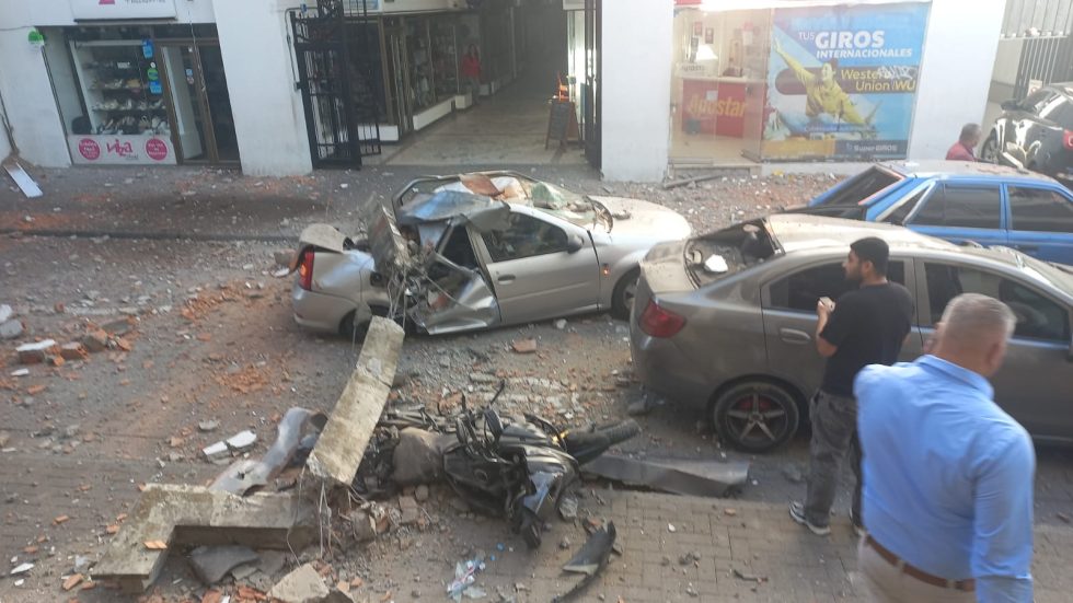 El periodista Franklin Molano estaba en este carro en Pereira al momento del terremoto. Logró salir segundos antes y vivir para contarlo.