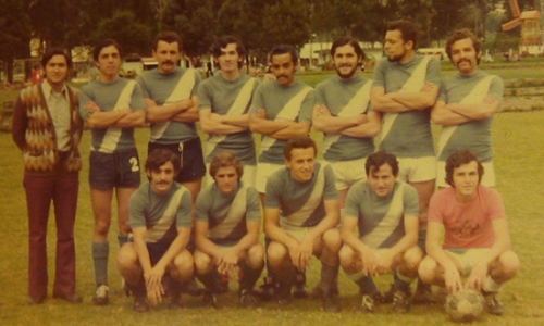 Jorge Darío Ramírez Zuluaga, agachado primero a la izquierda, con uno de los equipos de la Colonia de Manzanares (Caldas) en Bogotá, en los años setenta. Fotografía del álbum familiar.