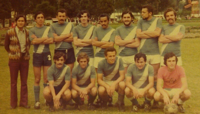Jorge Darío Ramírez Zuluaga, agachado primero a la izquierda, con uno de los equipos de la Colonia de Manzanares (Caldas) en Bogotá, en los años setenta. Fotografía del álbum familiar.