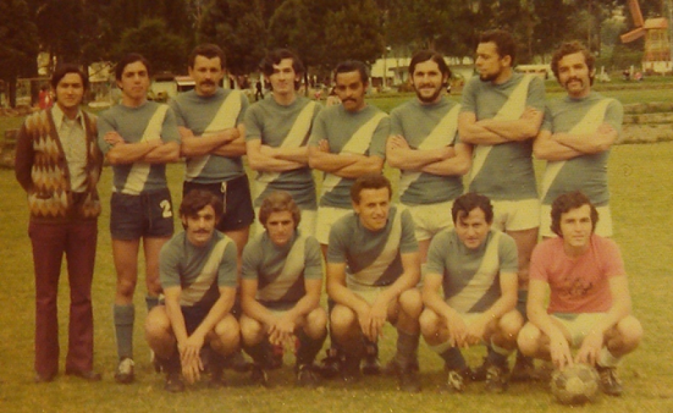 Jorge Darío Ramírez Zuluaga, agachado primero a la izquierda, con uno de los equipos de la Colonia de Manzanares (Caldas) en Bogotá, en los años setenta. Fotografía del álbum familiar.
