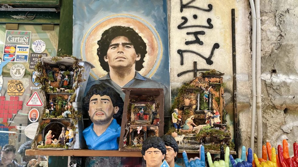 Rostros de Maradona junto a pesebres en un comercio de Nápoles. Abril de 2023.  /