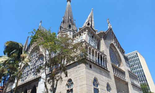 Catedral de Manizales con su torre Santa Inés inclinada sobre la nave central.