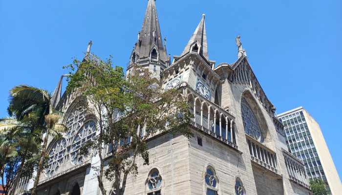 Catedral de Manizales con su torre Santa Inés inclinada sobre la nave central.