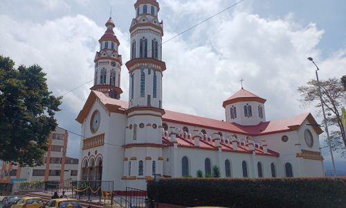 Iglesia de Chipre, réplica de una de las primeras catedrales en madera que tuvo Manizales. Una de las torres perdió uno de sus laterales.