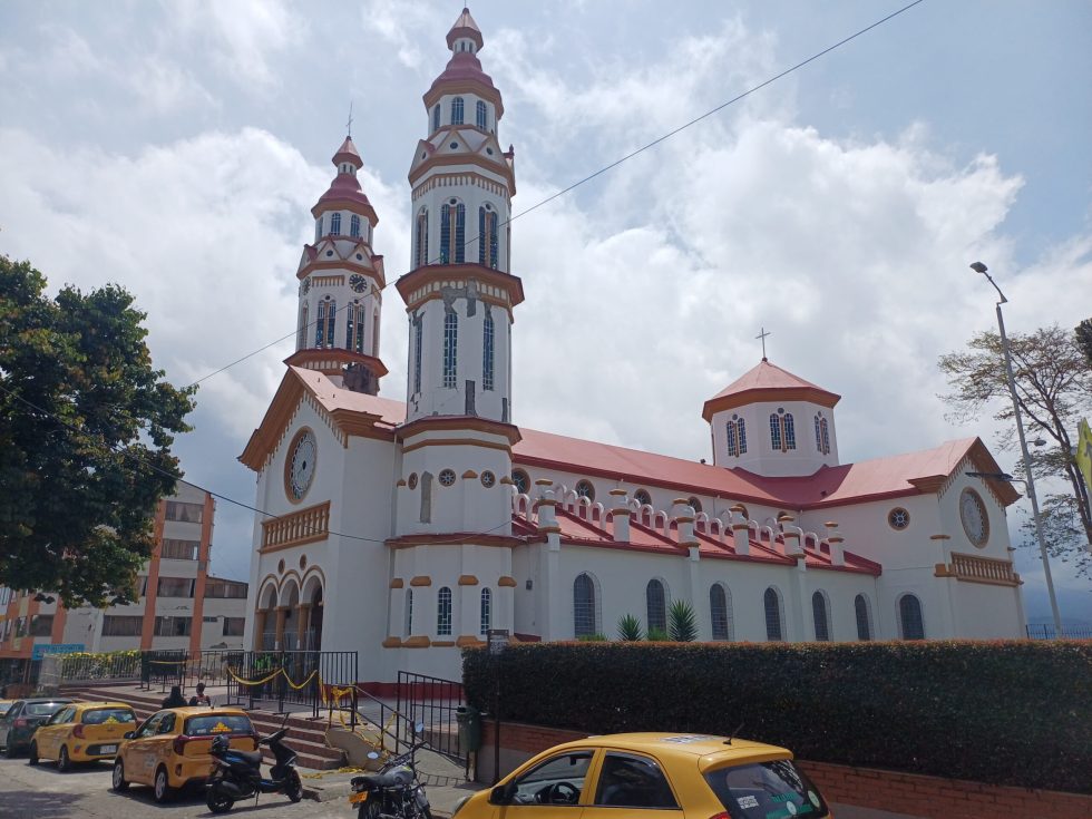 Iglesia de Chipre, réplica de una de las primeras catedrales en madera que tuvo Manizales. Una de las torres perdió uno de sus laterales.