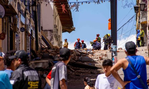 Foto tomada momentos después del terremoto del 10 de agosto de 2026 en la Calle del Tango en Manizales. En este lugar murió una persona. En la imagen se ven bomberos en la parte alta de la calle, socorriendo a quienes lo necesitaban.