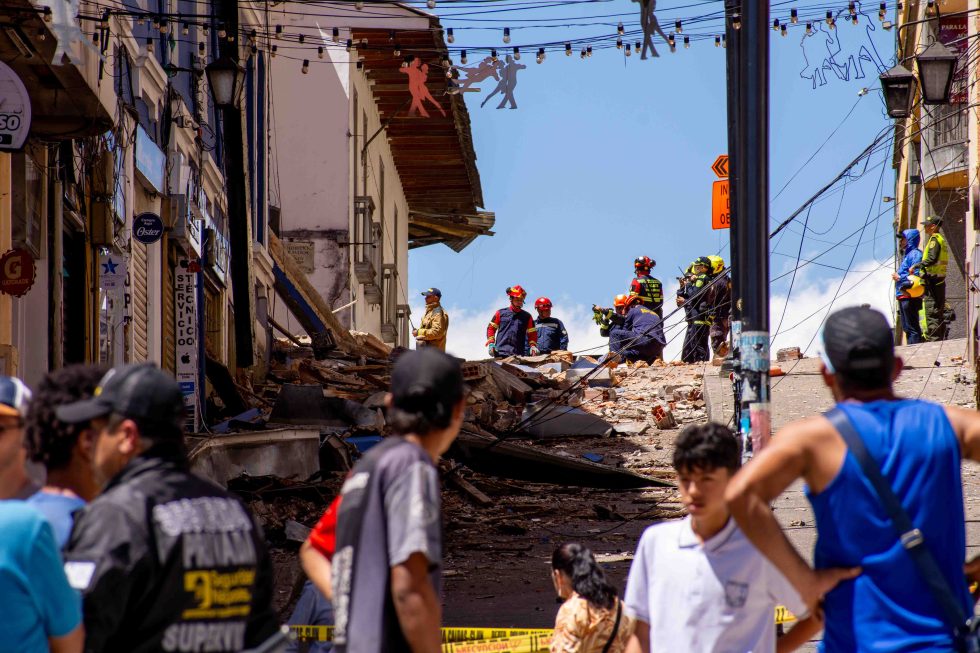 Foto tomada momentos después del terremoto del 10 de agosto de 2026 en la Calle del Tango en Manizales. En este lugar murió una persona. En la imagen se ven bomberos en la parte alta de la calle, socorriendo a quienes lo necesitaban.