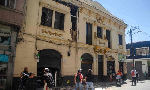 Imagen de una de las casas de estilo republicano del Centro Histórico de Manizales con la fachada destruida.