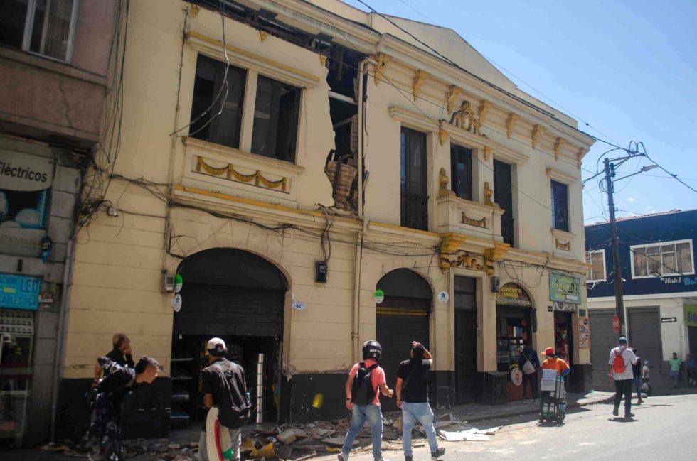 Imagen de una de las casas de estilo republicano del Centro Histórico de Manizales con la fachada destruida.