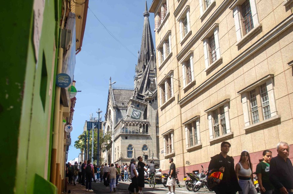Foto de la Catedral de Manizales con la torre inclinada debido al terremoto, tomada desde la Calle 24 con Carrera 20.