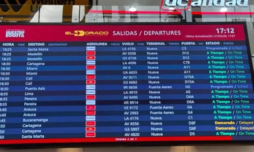 Pantalla de salidas y llegadas en el aeropuerto