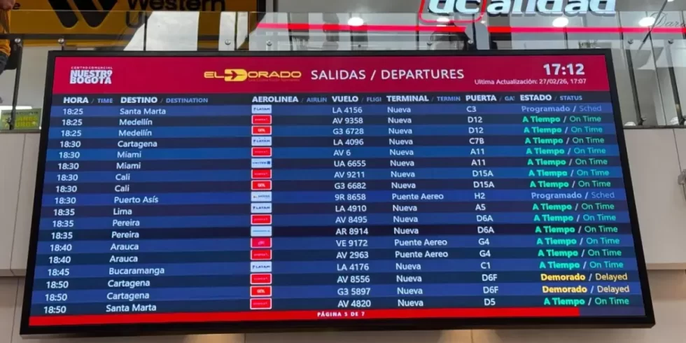 Pantalla de salidas y llegadas en el aeropuerto