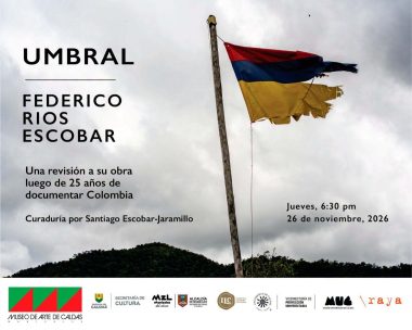 Afiche del evento que va sobre una de las fotografías del expositor.