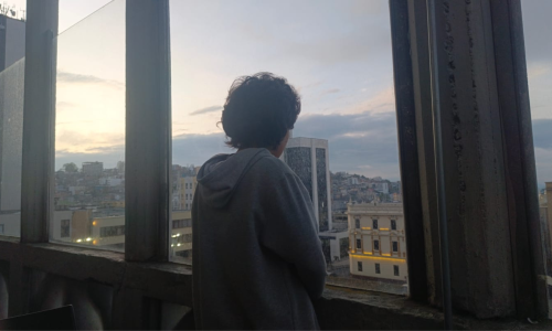 Nicolás (el hijo de Estefanía) en el Café Tassioli, en donde se cayó la torre de la Catedral.