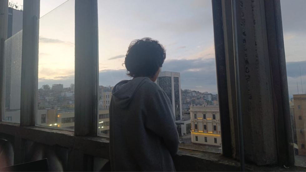 Nicolás (el hijo de Estefanía) en el Café Tassioli, en donde se cayó la torre de la Catedral.